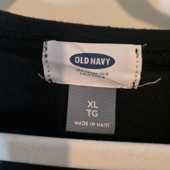 ⭐️40% Off⭐️ Old Navy Relaxed Curve Hem Deep Round Neck T-shirt in Black Jack - Picture 3 of 5